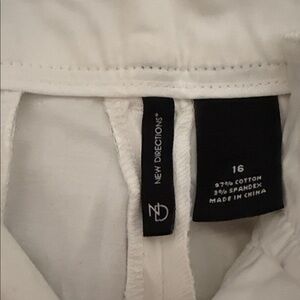 NorthCrest white Capri Jeans. Size 6.